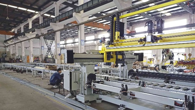 龍門吊上梁、立柱機(jī)器人弧焊流水線